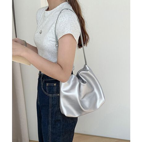 [^:77XDD-001]ɃMU[񂹂_炩ȃtH͂̃nhobOBTChɂ͊JłWbvtŁAfUCƎg𗼗B|Ǝ莝2WAYdlŁAʋ΂₨oȂǁALV[ŊBJ[FubN/ItzCg/Vo[/CguETCYF:21cm ㉡:32cm ꉡ:23cm }`:6cm V_[:80-100cmi߉AOsj[ɂāEA4Ήi22~31cm)F~EiPadminiΉi19.6~13.5~0.7cm)FZEzi10~20cmjFZE܂z:ZEL[P[X:ZEybg{gi500mljFZEybg{gci500mljF~dF203gnF|PbgF萶YFׂĕuTCYłi̐@ႢǍ덷܂̂ŁAjBCOAî߁Ai̍וdl͑قȂꍇ܂B\߂̏A肢v܂B