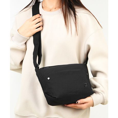 Ƃo|ɂ҂ȁAiCfނ̃~jV_[obOByʂRpNgŁAgĂXgXt[B߉\ȃV_[xgŁA|E΂߂2WAYdlBjZbNXȃfUCŁAsAEghÃTuobOɂ߁BJ[FubN/AC{[/x[W/J[L/L/x_[TCYF:17cm ㉡:23cm ꉡ:17cm }`:13cm V_[:70-130cmi߉AOsj[ɂāEA4Ήi22~31cm)F~EiPadminiΉi19.6~13.5~0.7cm)F~Ezi10~20cmjFZE܂z:ZEL[P[X:ZEybg{gi500mljF~Eybg{gci500mljF~dF198gnF|PbgF萶YFׂĕuTCYłi̐@ႢǍ덷܂̂ŁAjBCOAî߁Ai̍וdl͑قȂꍇ܂B\߂̏A肢v܂B