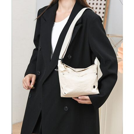 Ƃo|ɂ҂ȁAiCfނ̃~jV_[obOByʂRpNgŁAgĂXgXt[B߉\ȃV_[xgŁA|E΂߂2WAYdlBjZbNXȃfUCŁAsAEghÃTuobOɂ߁BJ[FubN/AC{[/x[W/J[L/L/x_[TCYF:17cm ㉡:23cm ꉡ:17cm }`:13cm V_[:70-130cmi߉AOsj[ɂāEA4Ήi22~31cm)F~EiPadminiΉi19.6~13.5~0.7cm)F~Ezi10~20cmjFZE܂z:ZEL[P[X:ZEybg{gi500mljF~Eybg{gci500mljF~dF198gnF|PbgF萶YFׂĕuTCYłi̐@ႢǍ덷܂̂ŁAjBCOAî߁Ai̍וdl͑قȂꍇ܂B\߂̏A肢v܂B