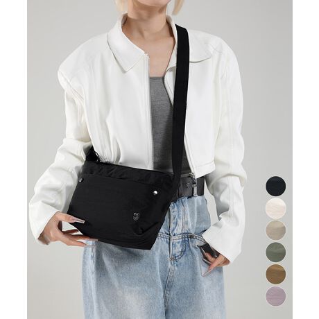 Ƃo|ɂ҂ȁAiCfނ̃~jV_[obOByʂRpNgŁAgĂXgXt[B߉\ȃV_[xgŁA|E΂߂2WAYdlBjZbNXȃfUCŁAsAEghÃTuobOɂ߁BJ[FubN/AC{[/x[W/J[L/L/x_[TCYF:17cm ㉡:23cm ꉡ:17cm }`:13cm V_[:70-130cmi߉AOsj[ɂāEA4Ήi22~31cm)F~EiPadminiΉi19.6~13.5~0.7cm)F~Ezi10~20cmjFZE܂z:ZEL[P[X:ZEybg{gi500mljF~Eybg{gci500mljF~dF198gnF|PbgF萶YFׂĕuTCYłi̐@ႢǍ덷܂̂ŁAjBCOAî߁Ai̍וdl͑قȂꍇ܂B\߂̏A肢v܂B