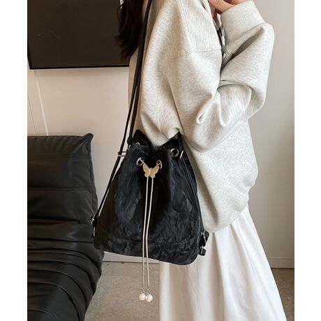 h[XgO̐[Ƀp[炢AiƑl͋CvXV_[obOBRpNgȃTCYȂAzX}zȂǂ̕Ki[łṕBbNE|E΂߂ƁAX^CV[ɍ킹Ďgł֗3WAYdlBJ[FubN/AC{[/Vo[/~gTCYF:22cm ㉡:26cm ꉡ:24cm }`:10cm V_[:56-110cm(߉\AOs)[ɂāEA4Ήi22~31cm)F~EiPadminiΉi19.6~13.5~0.7cm)F~Ezi10~20cmjFZE܂z:ZEL[P[X:ZEybg{gi500mljFZEybg{gci500mljFZdF228gnF|PbgFȂYFׂĕuTCYłi̐@ႢǍ덷܂̂ŁAjBCOAî߁Ai̍וdl͑قȂꍇ܂B\߂̏A肢v܂B