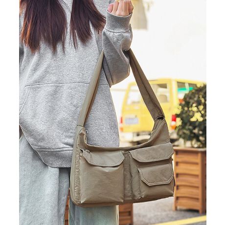 JWAɎ₷iCfނŎdグV_[g[gobO BtgɃ|PbgtŁA𕪂Ď^ׂ֗ȃfUCByʂŃfC[AEghA܂ŕL􂷂BVvȂ瑶݊A܂܂ȒȂɃ}b`BJ[FubN/AC{[/_[Nx[W/u[O[/J[L/CG[/x_[TCYF:23cm ㉡:34cm ꉡ:27cm }`:5cm V_[:63cmiߕsAOsj[ɂāEA4Ήi22~31cm)F~EiPadminiΉi19.6~13.5~0.7cm)FZEzi10~20cmjFZE܂z:ZEL[P[X:ZEybg{gi500mljFZEybg{gci500mljFZdF179gnF|PbgF萶YFׂĕuTCYłi̐@ႢǍ덷܂̂ŁAjBCOAî߁Ai̍וdl͑قȂꍇ܂B\߂̏A肢v܂B