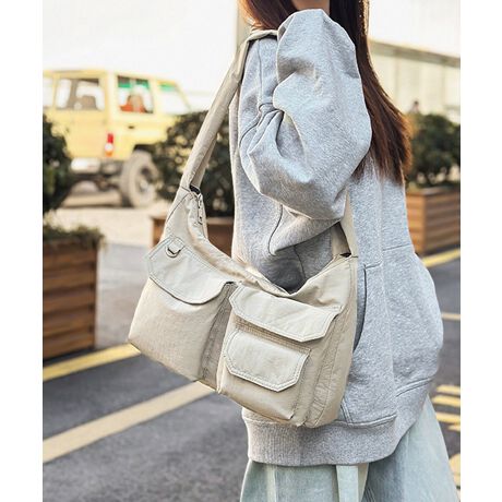 JWAɎ₷iCfނŎdグV_[g[gobO BtgɃ|PbgtŁA𕪂Ď^ׂ֗ȃfUCByʂŃfC[AEghA܂ŕL􂷂BVvȂ瑶݊A܂܂ȒȂɃ}b`BJ[FubN/AC{[/_[Nx[W/u[O[/J[L/CG[/x_[TCYF:23cm ㉡:34cm ꉡ:27cm }`:5cm V_[:63cmiߕsAOsj[ɂāEA4Ήi22~31cm)F~EiPadminiΉi19.6~13.5~0.7cm)FZEzi10~20cmjFZE܂z:ZEL[P[X:ZEybg{gi500mljFZEybg{gci500mljFZdF179gnF|PbgF萶YFׂĕuTCYłi̐@ႢǍ덷܂̂ŁAjBCOAî߁Ai̍וdl͑قȂꍇ܂B\߂̏A肢v܂B