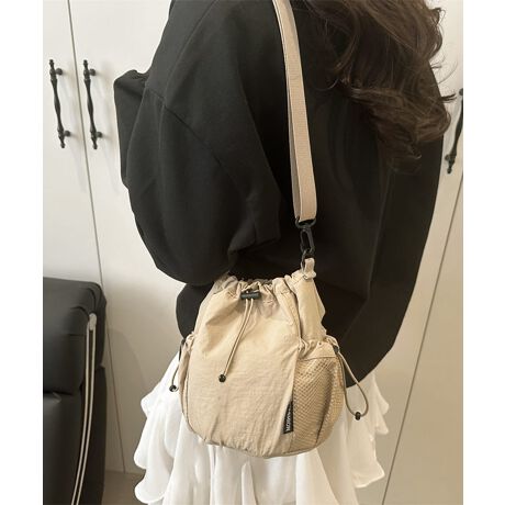 yʂŃRpNgȃTCY͂̋ВV_[obOBgĥh[XgOfUCŁAVvȂX^CÕANZgɁBV_[͒߂\ŁA|΂ߊ|ȂǎRȃAWy߂BJ[FubN/AC{[/x[W/IW/J[LTCYF:18cm ㉡:23cm ꉡ:15cm }`:10cm V_[:60-118cmi߉AOj[ɂāEA4Ήi22~31cm)F~EiPadminiΉi19.6~13.5~0.7cm)F~Ezi10~20cmjF~E܂z:ZEL[P[X:ZEybg{gi500mljF~Eybg{gci500mljF~dF86gnF|PbgF萶YFׂĕuTCYłi̐@ႢǍ덷܂̂ŁAjBCOAî߁Ai̍וdl͑قȂꍇ܂B\߂̏A肢v܂B