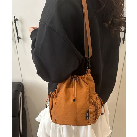 yʂŃRpNgȃTCY͂̋ВV_[obOBgĥh[XgOfUCŁAVvȂX^CÕANZgɁBV_[͒߂\ŁA|΂ߊ|ȂǎRȃAWy߂BJ[FubN/AC{[/x[W/IW/J[LTCYF:18cm ㉡:23cm ꉡ:15cm }`:10cm V_[:60-118cmi߉AOj[ɂāEA4Ήi22~31cm)F~EiPadminiΉi19.6~13.5~0.7cm)F~Ezi10~20cmjF~E܂z:ZEL[P[X:ZEybg{gi500mljF~Eybg{gci500mljF~dF86gnF|PbgF萶YFׂĕuTCYłi̐@ႢǍ덷܂̂ŁAjBCOAî߁Ai̍וdl͑قȂꍇ܂B\߂̏A肢v܂B