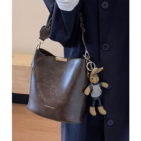 ҂ݍ݃nhANZgɂȂoPc^V_[obOBU[fނōAeʂŕigɂʋ΂ɂ҂B炵`[tŁAVѐSvXBO\ȃV_[XgbvtŁA莝Ǝ΂ߊ|2WAYdlBJWAɂꂢ߂ɂ킹₷AH~̒ȂɑlۂYBJ[FubN/uE/L/eRb^/ItzCgTCYF:21cm ㉡:23cm ꉡ:21cm }`:12cm 荂:17cm 蒷:43cmiߕsAO\j V_[:101-119cmi߉\AO\j[ɂāEA4Ήi22~31cm)F~EiPadminiΉi19.6~13.5~0.7cm)F~Ezi10~20cmjFZE܂z:ZEL[P[X:ZEybg{gi500mljF~Eybg{gci500mljF~dF392gnFȂ|PbgF聦ׂĕuTCYłi̐@ႢǍ덷܂̂ŁAjBCOAî߁Ai̍וdl͑قȂꍇ܂B\߂̏A肢v܂B