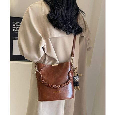 ҂ݍ݃nhANZgɂȂoPc^V_[obOBU[fނōAeʂŕigɂʋ΂ɂ҂B炵`[tŁAVѐSvXBO\ȃV_[XgbvtŁA莝Ǝ΂ߊ|2WAYdlBJWAɂꂢ߂ɂ킹₷AH~̒ȂɑlۂYBJ[FubN/uE/L/eRb^/ItzCgTCYF:21cm ㉡:23cm ꉡ:21cm }`:12cm 荂:17cm 蒷:43cmiߕsAO\j V_[:101-119cmi߉\AO\j[ɂāEA4Ήi22~31cm)F~EiPadminiΉi19.6~13.5~0.7cm)F~Ezi10~20cmjFZE܂z:ZEL[P[X:ZEybg{gi500mljF~Eybg{gci500mljF~dF392gnFȂ|PbgF聦ׂĕuTCYłi̐@ႢǍ덷܂̂ŁAjBCOAî߁Ai̍וdl͑قȂꍇ܂B\߂̏A肢v܂B