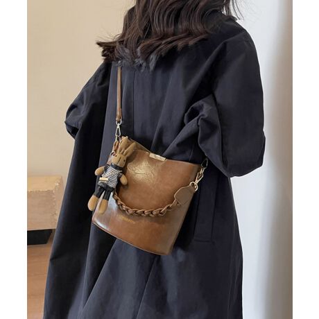 ҂ݍ݃nhANZgɂȂoPc^V_[obOBU[fނōAeʂŕigɂʋ΂ɂ҂B炵`[tŁAVѐSvXBO\ȃV_[XgbvtŁA莝Ǝ΂ߊ|2WAYdlBJWAɂꂢ߂ɂ킹₷AH~̒ȂɑlۂYBJ[FubN/uE/L/eRb^/ItzCgTCYF:21cm ㉡:23cm ꉡ:21cm }`:12cm 荂:17cm 蒷:43cmiߕsAO\j V_[:101-119cmi߉\AO\j[ɂāEA4Ήi22~31cm)F~EiPadminiΉi19.6~13.5~0.7cm)F~Ezi10~20cmjFZE܂z:ZEL[P[X:ZEybg{gi500mljF~Eybg{gci500mljF~dF392gnFȂ|PbgF聦ׂĕuTCYłi̐@ႢǍ덷܂̂ŁAjBCOAî߁Ai̍וdl͑قȂꍇ܂B\߂̏A肢v܂B