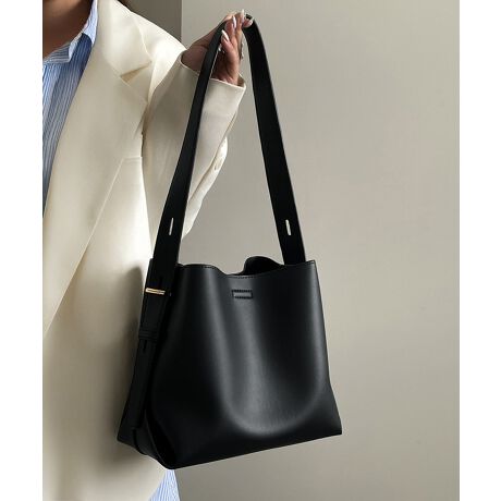 VvȃfUCŁANV`G[VI΂gV_[obOBƂtFCNU[fނŁẤB|PbgAMdi̐ȒPBJWAtH[}܂ŕLR[fɊ􂷂BJ[FubNTCYF:22cm ㉡:24cm ꉡ:22.5cm }`:12.5cm V_[:55-83cmi߉\AO\j[ɂāEA4Ήi22~31cm)F~EiPadminiΉi19.6~13.5~0.7cm)FZEzi10~20cmjFZE܂z:ZEL[P[X:ZEybg{gi500mljFZEybg{gci500mljF~dF425gnFȂ|PbgF萶YFׂĕuTCYłi̐@ႢǍ덷܂̂ŁAjBCOAî߁Ai̍וdl͑قȂꍇ܂B\߂̏A肢v܂B