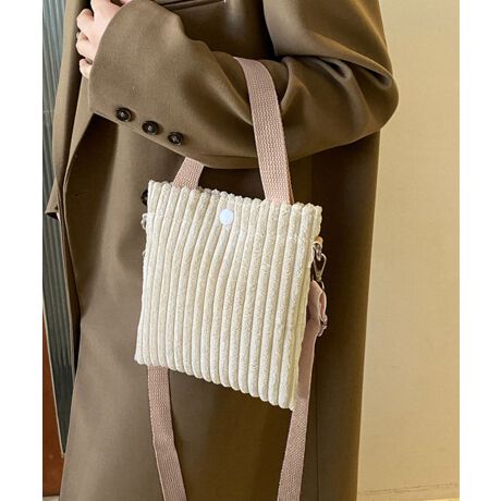 Gߊ̂R[fCfނgp~jV_[obOByăRpNgȂAX}z⏬[łBV_[͒߂łA|΂ߊ|ȂǃX^C̃AWy߂BK[[ȃtH炵AfC[炨o܂ŕLBJ[FubN/zCg/AC{[/x[W/}WF^TCYF:21cm ㉡:18cm ꉡ:18cm 荂:13cm 蒷:32cmiߕsAOsj V_[:56-110cmi߉AOj[ɂāEA4Ήi22~31cm)F~EiPadminiΉi19.6~13.5~0.7cm)F~Ezi10~20cmjF~E܂z:ZEL[P[X:ZEybg{gi500mljF~Eybg{gci500mljF~dF106gnF|PbgFȂYFׂĕuTCYłi̐@ႢǍ덷܂̂ŁAjBCOAî߁Ai̍וdl͑قȂꍇ܂B\߂̏A肢v܂B