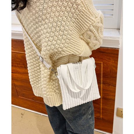 Gߊ̂R[fCfނgp~jV_[obOByăRpNgȂAX}z⏬[łBV_[͒߂łA|΂ߊ|ȂǃX^C̃AWy߂BK[[ȃtH炵AfC[炨o܂ŕLBJ[FubN/zCg/AC{[/x[W/}WF^TCYF:21cm ㉡:18cm ꉡ:18cm 荂:13cm 蒷:32cmiߕsAOsj V_[:56-110cmi߉AOj[ɂāEA4Ήi22~31cm)F~EiPadminiΉi19.6~13.5~0.7cm)F~Ezi10~20cmjF~E܂z:ZEL[P[X:ZEybg{gi500mljF~Eybg{gci500mljF~dF106gnF|PbgFȂYFׂĕuTCYłi̐@ႢǍ덷܂̂ŁAjBCOAî߁Ai̍וdl͑قȂꍇ܂B\߂̏A肢v܂B