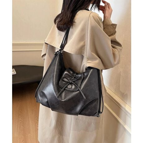 _炩ȉ͂̃U[^b`fނgpAl͋̕CYV_[obOBtgɂ͏ȃ{炢AVvȂ珗炵ANZgɁB悢̃V_[XgbvŌɂ₷AԂłɂBA4TCY[łeʂŁAfC[g͂Aʋ΂₨oɂœKBbNƂĂV_[g[gƂĂg2WAYdlŁAX^CV[ɍ킹Ďg\BJ[FubN/uE/LTCYFTCY:30cm ㉡:33cm ꉡ:32.5cm }`:12cm  V_[:45-105cmi߉AOsj[ɂāEA4Ήi22~31cm)FZEiPadminiΉi19.6~13.5~0.7cm)FZEzi10~20cmjFZE܂z:ZEL[P[X:ZEybg{gi500mljFZEybg{gci500mljFZdF472gnF|PbgF萶YFׂĕuTCYłi̐@ႢǍ덷܂̂ŁAjBCOAî߁Ai̍וdl͑قȂꍇ܂B\߂̏A肢v܂B