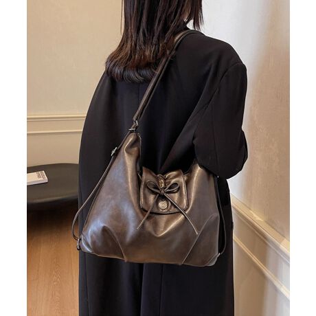 _炩ȉ͂̃U[^b`fނgpAl͋̕CYV_[obOBtgɂ͏ȃ{炢AVvȂ珗炵ANZgɁB悢̃V_[XgbvŌɂ₷AԂłɂBA4TCY[łeʂŁAfC[g͂Aʋ΂₨oɂœKBbNƂĂV_[g[gƂĂg2WAYdlŁAX^CV[ɍ킹Ďg\BJ[FubN/uE/LTCYFTCY:30cm ㉡:33cm ꉡ:32.5cm }`:12cm  V_[:45-105cmi߉AOsj[ɂāEA4Ήi22~31cm)FZEiPadminiΉi19.6~13.5~0.7cm)FZEzi10~20cmjFZE܂z:ZEL[P[X:ZEybg{gi500mljFZEybg{gci500mljFZdF472gnF|PbgF萶YFׂĕuTCYłi̐@ႢǍ덷܂̂ŁAjBCOAî߁Ai̍וdl͑قȂꍇ܂B\߂̏A肢v܂B