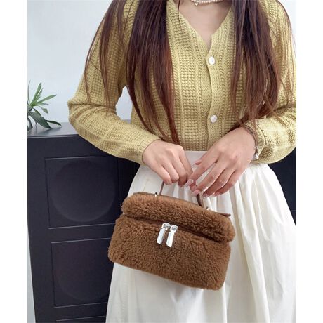 ۂtHA{AfނGߊY{bNX^V_[obOB莝΂ߊ|ł2waydlBRpNgȂKvȏ܂[͂ŁA₷ýBV_[͎O\ŁA莝obOƂĂ͂ACN|[`ołgBR[fɗn݂₷J[AFɂȂJ[܂őALV[ŊBJ[FItzCg/x[W/uE/`F[sN/xr[sNTCYF:13cm ㉡:22cm ꉡ:22cm }`:9cm 荂:6cm 蒷:20cmiߕsAO\j V_[:100-118cmi߉\AO\j[ɂāEA4Ήi22~31cm)F~EiPadminiΉi19.6~13.5~0.7cm)F~Ezi10~20cmjFZE܂z:ZEL[P[X:ZEybg{gi500mljF~Eybg{gci500mljF~dF224gnF|PbgFȂYFׂĕuTCYłi̐@ႢǍ덷܂̂ŁAjBCOAî߁Ai̍וdl͑قȂꍇ܂B\߂̏A肢v܂B