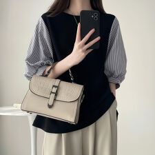 ドゥーベル(Doux Belle)の切り返しデザインラウンドネックカットソー