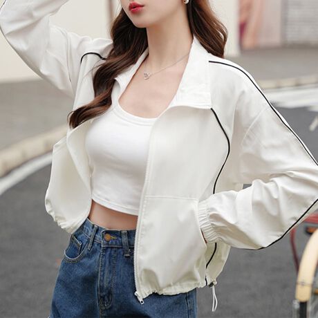 X|[eB[ȃX^CɁA炵GbZXvXgbNWPbgByĂƂfނŁASnQBig͂AAEghAX|[cV[ɂ߂łBNbvhȂ̂ŁAnCEGXg{gXƍ킹ăX^CAbvʂ҂ł܂B@J[zCg/ubN/sNi̐F͕BQƂBTCY:P(cm)yMz54cm/52cm/g56cm/51cmyLz55cm/53cm/g58cm/52cmyLL/XLz56cm/54cm/g60cm/53cmH̊֌WAe̐ӏ(u)y}3cmzx͌덷̋e͈͂ƂĒĂ܂Bfރ|GXe100%nӂLkȂȂnȂYChinafg160cm(pTCYM)Gߏt//H