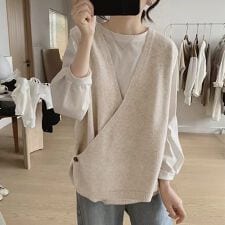 ドゥーベル(Doux Belle)のミニマルデザインノースリーブニットベスト