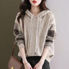 ドゥーベル(Doux Belle)のケーブル編みボーダー袖フード付きニットトップス