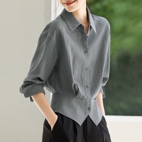 |GXe100%̌y₩ȑfނgpÅ̂fUCuEXBV[vȋ݌Ɛ̃{^fBe[A[hȈۂo܂BƂƐgŁǍ^E킸ƒȂVGbgBɂ̓{^tŁAƊvXBœACi[Ƃ̃C[hy߂܂B|Pbg◠n̂ȂVv݌vŁAy₩ƒ񂵗͂𗼗BO[EzCg2FWJŁAIIt킸􂷂ꖇłBJ[O[/zCgi̐F͕BQƂBTCY:P(cm)yMz58cm/g50cm/53cm/50cmH̊֌WAe̐ӏ(u)y}3cmzx͌덷̋e͈͂ƂĒĂ܂Bfރ|GXe100%nLkȂnȂYChinafg160cmipTCYMjGߏt/H