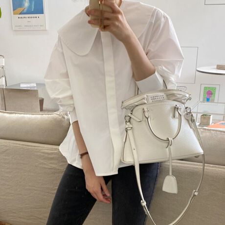 傫߂̃EhJ[ۓIȁANVJȕ͋CYuEXBɂقǂ悭MU[ꂽ́AӂƂ炵VGbgBobNX^Cɂ̓v[c{Aтɗhy₩ȈۂɁBO㍷̂钅ŁACɂȂ鍘܂肰ȂJo[BƋ݌ɂ̓{^tŁAו܂łfUCBŌy₩ȑfފ́AtH̃C[hX^Cɂ҂łBVvȂ݊̂ꖇŁAIIt킸􂵂܂BJ[ubN/zCgi̐F͕BQƂBTCY:P(cm)yt[zO65cm/㑍71cm/g54cm/51cm/47cmH̊֌WAe̐ӏ(u)y}3cmzx͌덷̋e͈͂ƂĒĂ܂BfރRbg65%E|GXe35%nLkȂnȂYChinafg160cmipTCYt[jGߏt/H