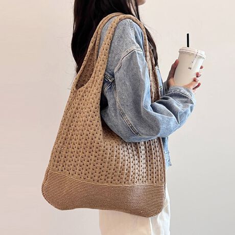 ̂ANfނŎdĂAy₩Ȉۂ̃g[gobOłB40cm~34cm̑傫߃TCYŁAA4ނm[gPC[\BLk邽߁Aו̌`ɍ킹ĎRɃtBbg܂B}`͍T߂ȂA蕿28cmŌ|NNBn|PbĝȂVvȍ\Ai`ȕ͋CĂ܂BtďH~AG߂킸􂷂fUCŁAʋ΁EʊwEoȂǕLV[ɑΉBX^COɔvXAg̗ǂꖇłBJ[uE/ubN/x[Wi̐F͕BQƂBTCY:P(cm)yt[z40cm/}`2cm/34cm/蕿28cmH̊֌WAe̐ӏ(u)y}3cmzx͌덷̋e͈͂ƂĒĂ܂BfރAN100%nȂYChinaGߏt//H/~