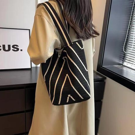 ufށ~􉽊wCڂ䂭A_ȃfUC̃g[gobOBE}`ẼoXǂAA4TCY[\BntłƂȂAyʂŎNNB|₷蒷ŁAʋ΁Eʊwɂ҂łB܂ŕŁAו܂łdlBVvȃR[fɍ킹邾ŁAȂꊴvXBG߂킸gA@\ƃfUC˔obOłBJ[uE/ItzCg/ubNi̐F͕BQƂBTCY:P(cm)34cm/}`15cm/34cm/荂25cmH̊֌WAe̐ӏ(u)y}3cmzx͌덷̋e͈͂ƂĒĂ܂BfރiC100nӂLkȂȂnȂYChinafg160cmipTCYt[jGߏt/H