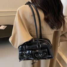 ドゥーベル(Doux Belle)のフロントバックル付きスクエア型ハンドバッグ