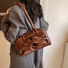 ドゥーベル(Doux Belle)のフロントバックル付きスクエア型ハンドバッグ