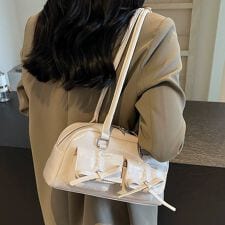 ドゥーベル(Doux Belle)のフロントバックル付きスクエア型ハンドバッグ