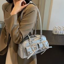 ドゥーベル(Doux Belle)のフロントバックル付きスクエア型ハンドバッグ