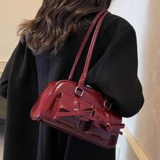 ドゥーベル(Doux Belle)のフロントバックル付きスクエア型ハンドバッグ