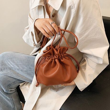 ƂtHAPUU[̋В^V_[obOB悢TCYŁAX}zERXE܂BR͒߂Ŏ΂߂\BntŒgɂA邵݌vB|PbgȂ̂\ŁAו̏oX[YBVvȃfUCAJWAɂꂢ߂ɂ킹₷̂́BG߂킸gAȂ閜\obOłBJ[zCg/CguE/ubNi̐F͕BQƂBTCY:P(cm)20cm/}`10cm/22cm/R106cmH̊֌WAe̐ӏ(u)y}3cmzx͌덷̋e͈͂ƂĒĂ܂Bfޕ\nEPU100En@|GXe100nӂLkȂȂn聚YChinaGߏt//H/~