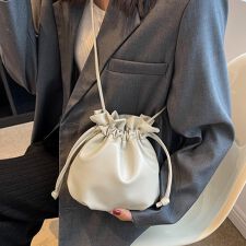 ドゥーベル(Doux Belle)のミニマルデザインレザー巾着バッグ