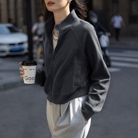 bt̗̑fނۓIȁAWbvAbvWPbgBnClbNdlŎ񌳂܂ŒgAX^Cɍ\zIȔvXBWbvJŉx݁ACi[Ƃ̃C[hy߂܂Byʂœ₷AtH~̃OV[YB|PbgȂ̂\ŁAVGbgL[vBJ[oG[VLxŁACR[fɍ킹đIׂ܂BꖇŒfAgȂ閜\WPbgłBTCY:P(cm)yMz49cm/g59cm/83cmyLz50cm/g61cm/84cmyLL/XLz51cm/g63cm/85cmH̊֌WAe̐ӏ(u)y}3cmzx͌덷̋e͈͂ƂĒĂ܂Bfރ|GXe100%nӂLk₠聚ȂnȂYChinafg160cmipTCYMjGߏt/H