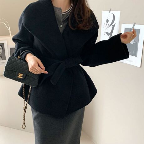 ChJ[ۓIȃR[gBEGXgxgŃVGbgɃnAX^CAbvʂBtg͂Ƃ{^dlŁA~j}Ȕo܂BobNX^Cxgŗ̊Aǂ̊pxfdオB_炩ȃE[fނŁAgƒSn𗼗BpcɂXJ[gɂ킹₷AIIt킸􂷂ꖇłBJ[CgO[/L/ubNi̐F͕BQƂBTCY:P(cm)yt[z67cm/g61cm/51cm/56cmH̊֌WAe̐ӏ(u)y}3cmzx͌덷̋e͈͂ƂĒĂ܂Bfރ|GXe100%nӂLkȂȂn聚YChinafg163cmipTCYt[jGߏt/H