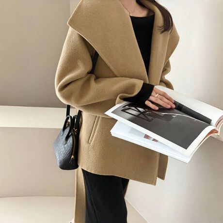 ChJ[ۓIȃR[gBEGXgxgŃVGbgɃnAX^CAbvʂBtg͂Ƃ{^dlŁA~j}Ȕo܂BobNX^Cxgŗ̊Aǂ̊pxfdオB_炩ȃE[fނŁAgƒSn𗼗BpcɂXJ[gɂ킹₷AIIt킸􂷂ꖇłBJ[CgO[/L/ubNi̐F͕BQƂBTCY:P(cm)yt[z67cm/g61cm/51cm/56cmH̊֌WAe̐ӏ(u)y}3cmzx͌덷̋e͈͂ƂĒĂ܂Bfރ|GXe100%nӂLkȂȂn聚YChinafg163cmipTCYt[jGߏt/H