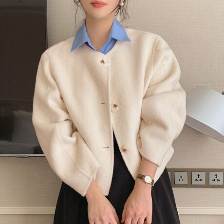 Ƃm[J[fUC͂̒WPbgłBtgɂ͑傫߂̃{^{AANZgƂĂfdオB܂͂ƂVGbgŁÂX^C܂Bɂ͂肰Ȃ{[A炵_炩oBVvȂ݊ALR[fɃ}b`܂BpcɂXJ[gɂ킹₷AIIt킸BG߂̕ςڂɂd󂷂Af͂̍ꖇłBJ[x[W/O[i̐F͕BQƂBTCY:P(cm)yt[z57cm/g54cm/40cm/61cmH̊֌WAe̐ӏ(u)y}3cmzx͌덷̋e͈͂ƂĒĂ܂Bfރ|GXe100%nLkȂȂn聚YChinafg160cmipTCYt[jGߏH/~