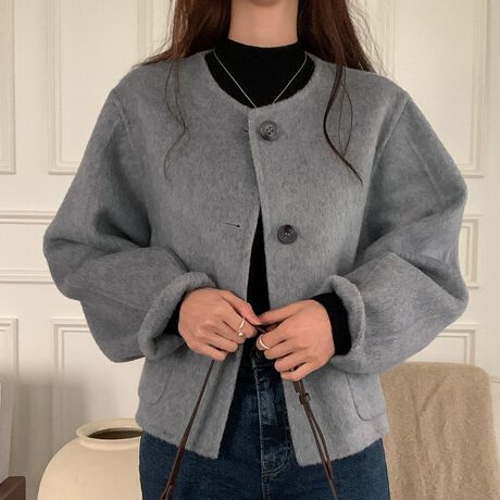 Ƃm[J[fUC͂̒WPbgłBtgɂ͑傫߂̃{^{AANZgƂĂfdオB܂͂ƂVGbgŁÂX^C܂Bɂ͂肰Ȃ{[A炵_炩oBVvȂ݊ALR[fɃ}b`܂BpcɂXJ[gɂ킹₷AIIt킸BG߂̕ςڂɂd󂷂Af͂̍ꖇłBJ[x[W/O[i̐F͕BQƂBTCY:P(cm)yt[z57cm/g54cm/40cm/61cmH̊֌WAe̐ӏ(u)y}3cmzx͌덷̋e͈͂ƂĒĂ܂Bfރ|GXe100%nLkȂȂn聚YChinafg160cmipTCYt[jGߏH/~