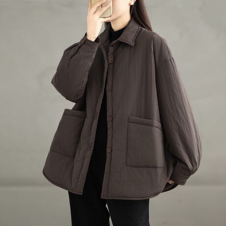 ƂVGbg͂̃VcWPbgłBNVbNȋ݌ƃtg{^AƊƔ𗼗Bɂ̓{^{A[Abv\ȎdlBtgɂ͑傫߂̃|PbgzuAfUCƎp˔Ă܂Bwʂ̃[NؑւXeb`AVvȂdオɁBpcɂXJ[gɂ킹₷AIIt킸􂵂܂BG߂̕ςڂɂd󂷂Af͂̍ꖇłBJ[ubN/`Ri̐F͕BQƂBTCY:P(cm)yMzO65cm/㑍71cm/g65cm/57cm/51cmyLzO66cm/㑍72cm/g67cm/58cm/52cmH̊֌WAe̐ӏ(u)y}3cmzx͌덷̋e͈͂ƂĒĂ܂Bfރ|GXe100%nӂLkȂȂn聚YChinafg160cmipTCYMjGߏH/~