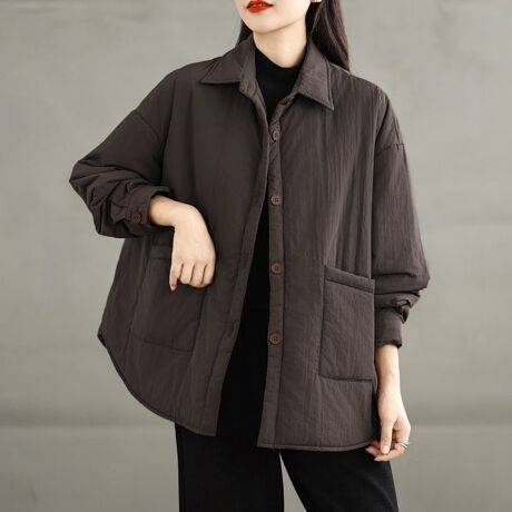 ƂVGbg͂̃VcWPbgłBNVbNȋ݌ƃtg{^AƊƔ𗼗Bɂ̓{^{A[Abv\ȎdlBtgɂ͑傫߂̃|PbgzuAfUCƎp˔Ă܂Bwʂ̃[NؑւXeb`AVvȂdオɁBpcɂXJ[gɂ킹₷AIIt킸􂵂܂BG߂̕ςڂɂd󂷂Af͂̍ꖇłBJ[ubN/`Ri̐F͕BQƂBTCY:P(cm)yMzO65cm/㑍71cm/g65cm/57cm/51cmyLzO66cm/㑍72cm/g67cm/58cm/52cmH̊֌WAe̐ӏ(u)y}3cmzx͌덷̋e͈͂ƂĒĂ܂Bfރ|GXe100%nӂLkȂȂn聚YChinafg160cmipTCYMjGߏH/~