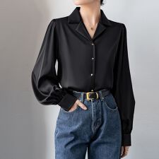 ボリューム袖×ゴールドボタン付きブラウス