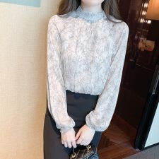 小花柄×ハイネックブラウス