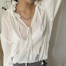 リボン付きフリルネックブラウス