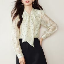 ドット柄×ボウタイ付きシアーブラウス