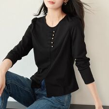 ゴールドボタン×スリットトップス