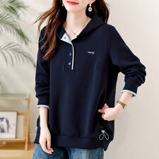 刺繍ロゴ入り×フード付きボタンデザインスウェット