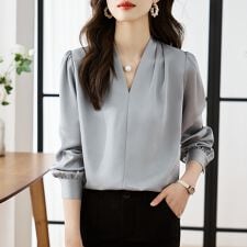 Vネック×ギャザー袖ブラウス