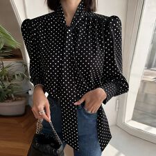 ドット柄×タイ付きブラウス