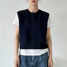 バックボタン×ケーブル編みニットベスト