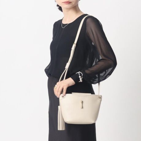 [^ԁFR9781160]2013N̔ȗs̐lCւ郌[V[YA[ȃXNGA^̃[{oBuboite(={bg)v̓tXŁuvƂӖB̖̒ʂÂ悤ȏc^̃XbLƂtHɗƂ݁Ã[V[YƂ͈قȂۂɎdグ܂BuhVOl`[̃{ƃ^bZ`[YāAX^CbVȈۂɁBV_[͒ߋ@\tŁAD݂̒ɒĂ܂BRpNgȂ}`̂Ōڈȏ̎[͂BobOuɎ̂|CgłBJWAȂAiȘȂ܂Ȃ̂ŃWPbgX^Cɂ킹V_[obOłBV_[SFŒZ 108cm`Œ 127cmOFV_[@\ti6iK߁jFI[v|Pbg~1Ɩ̊֌WɂAۂFČꍇ܂B܂Ap\REX}[gtHȂǂ̊ɂA኱iƉ摜̃J[قȂꍇ܂ByCɓo^zCɂȂACéwCɓo^x߂łBICTCg̊eACeɂun[g}[NvNbNĊȒPɒǉł܂BCɓACeA݌Ɏc킸EēׂȂǃLy[ΏۂɂȂꍇɂm点܂Bd:320g